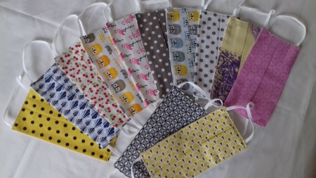 Ouverture à la base du masque pour glisser un renfort de protection (Gaze stérile ou mouchoir papier)